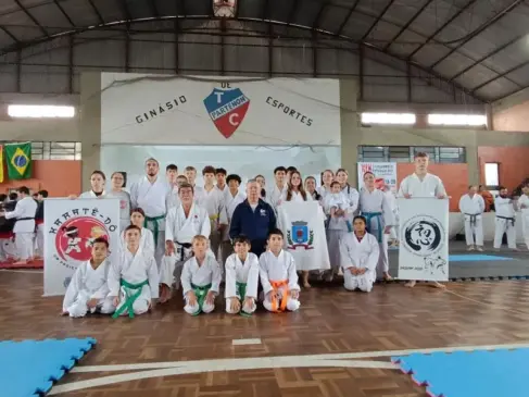 Delegação de Venâncio Aires no Estadual de Karatê em Porto Alegre. (Foto: Carine Teloken/Divulgação)