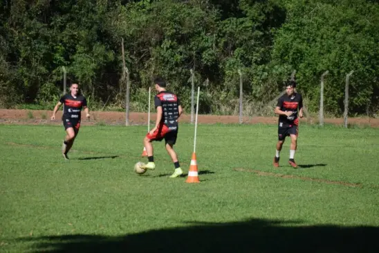 Com os trabalhos no campo, comissão técnica encaminha a formação titular para domingo. (Foto: Roni Müller)