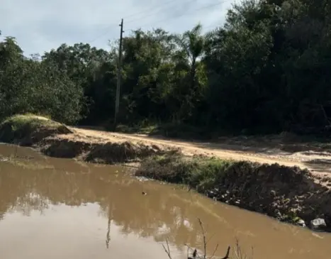 Parte do acesso corre riscos de ser destruído pelo desassoreamento