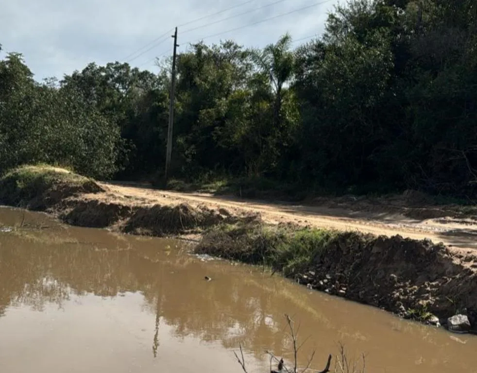 Parte do acesso corre riscos de ser destruído pelo desassoreamento