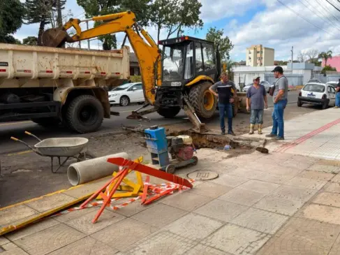 Equipes da Prefeitura trabalham em diferentes pontos da cidade (Foto: AI Prefeitura)