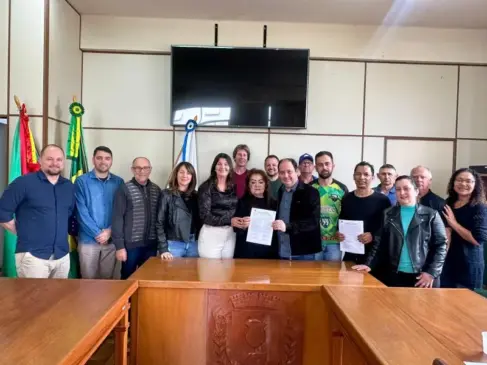 Cerimônia de entrega dos valores ocorreu na manhã desta segunda-feira (Foto: AI Prefeitura)