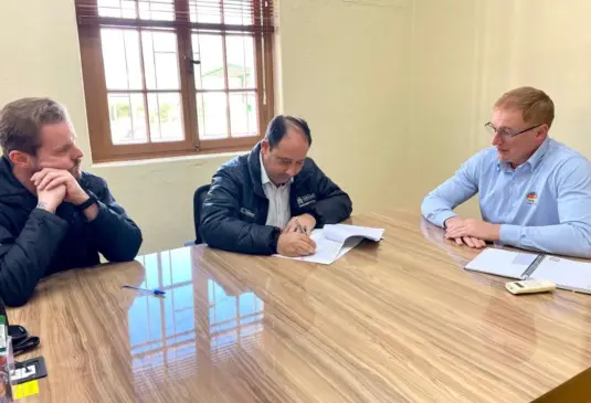 Assinatura aconteceu na sede da empresa com secretário Marcos Hüttmann e diretor do Frigorífico Kroth (Foto: Divulgação)