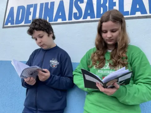 Djeison da Silva e Jeniffer Guth estão entre os estudantes que escreveram e criaram os próprios livros (Foto: Débora Kist/Folha do Mate)