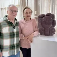 Bez Batti com a esposa Schirley, cujo apoio foi primordial para a carreira do escultor (Foto: Renan Zarth/Terra FM)