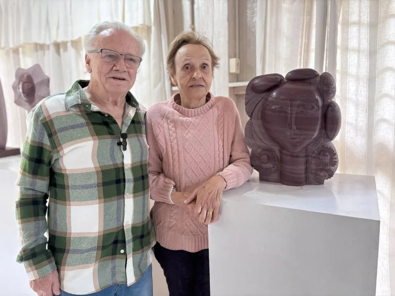 Bez Batti com a esposa Schirley, cujo apoio foi primordial para a carreira do escultor (Foto: Renan Zarth/Terra FM)