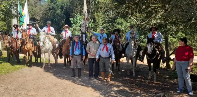 Integrantes de cavalgada do CPF Terra de Um Povo
