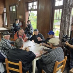 No antigo Salão Siebeneichler, em Linha Isabel, equipe interagiu e filmou moradores jogando ‘pife’, tradicional jogo de cartas (Foto: Débora Kist/Folha do Mate)