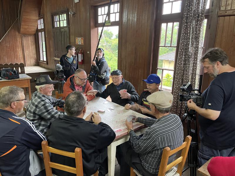 No antigo Salão Siebeneichler, em Linha Isabel, equipe interagiu e filmou moradores jogando ‘pife’, tradicional jogo de cartas (Foto: Débora Kist/Folha do Mate) No antigo Salão Siebeneichler, em Linha Isabel, equipe interagiu e filmou moradores jogando ‘pife’, tradicional jogo de cartas (Foto: Débora Kist/Folha do Mate)