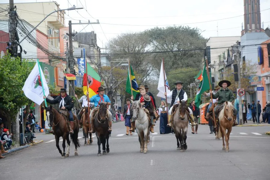 Desta vez o desfile farroupilha não ocorrerá na rua Osvaldo Aranha, no Centro, mas em frente ao Parque do Chimarrão (Foto: Alvaro Pegoraro/ Arquivo FM)