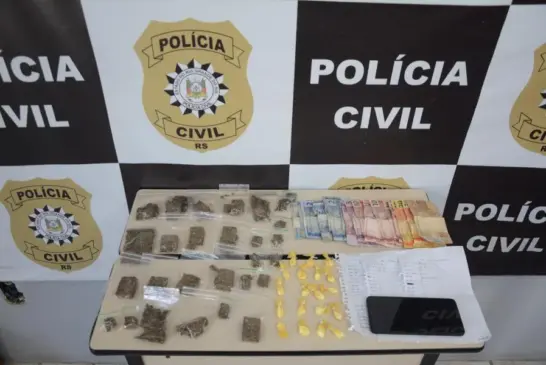 Porções de maconha e cocaína, dinheiro e outros objetos foram apreendidos no bairro Brands (Foto: Alvaro Pegoraro)