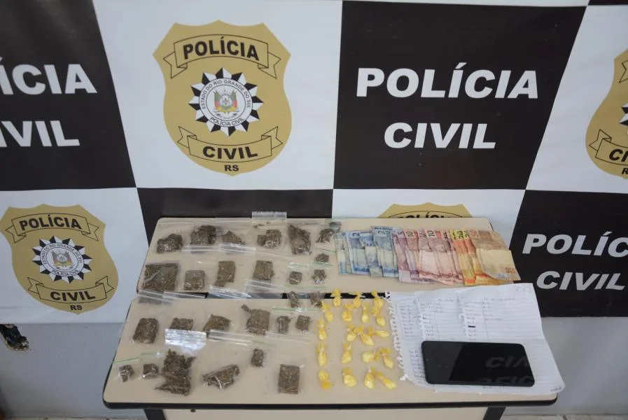 Porções de maconha e cocaína, dinheiro e outros objetos foram apreendidos no bairro Brands (Foto: Alvaro Pegoraro)