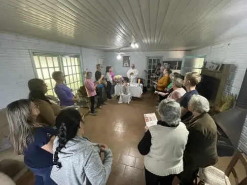 Na casa da família Severo, a sala vira, uma vez por mês, ‘templo’ para missas e celebrações (Foto: Débora Kist/Folha do Mate)