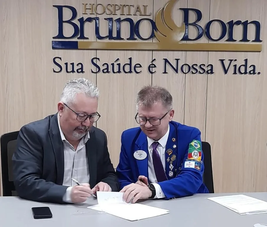 Presidente do HBB, Marcos Frank, e governador distrital, José Dick, assinam termo de compromisso