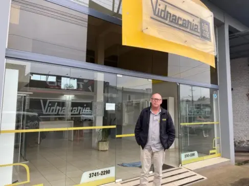 João Adolfo Leindecker, 63 anos, é o proprietário da vidraçaria (Foto: Débora Kist/Folha do Mate)