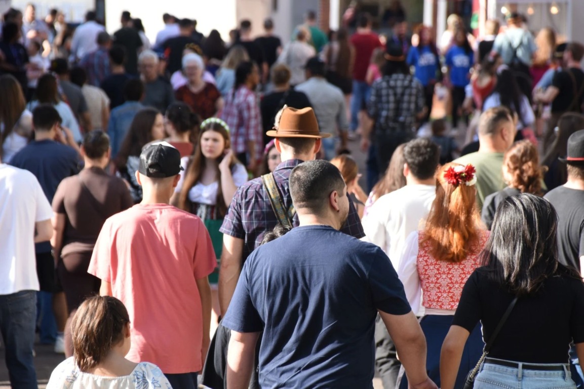 Apenas no primeiro dia, organização estima que mais de 20 mil pessoas passaram pelo Parque da Oktoberfest (Foto: AI Oktoberfest)