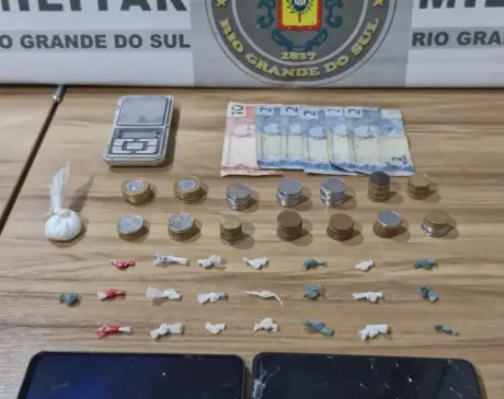 BM apreendeu 10,6 gramas de cocaína, 22 pedras de crack, balança, dinheiro e celulares