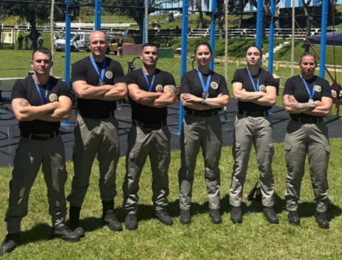 Soldado Pfeifer (3º, da esquerda para a direita) e a soldado Tonel, a última, à direita, integrantes da 3ª Cia, subiram no pódio (Foto: Brigada Militar/Divulgação)