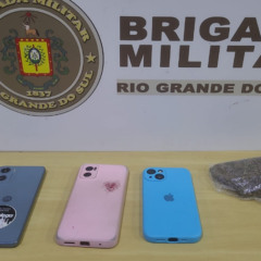 Policiais rodoviários apreenderam celulares, maconha e o automóvel (Foto: PRE/Divulgação) Policiais rodoviários apreenderam celulares, maconha e o automóvel (Foto: PRE/Divulgação)