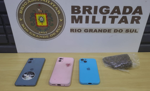 Policiais rodoviários apreenderam celulares, maconha e o automóvel (Foto: PRE/Divulgação) Policiais rodoviários apreenderam celulares, maconha e o automóvel (Foto: PRE/Divulgação)