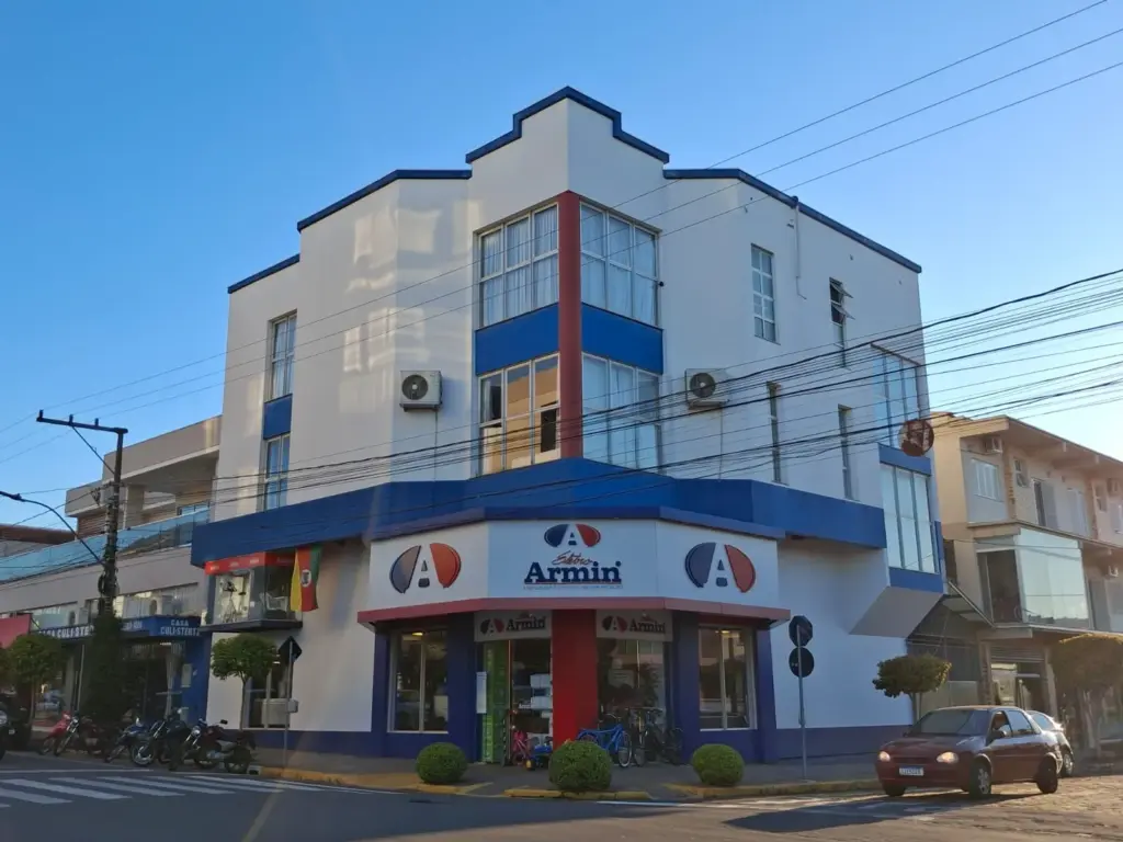 Eletro Armin está localizado na esquina das ruas Osvaldo Aranha e Reynaldo Schmaedecke. Em 2026, loja completará quatro décadas de história (Foto: Alan Faleiro)