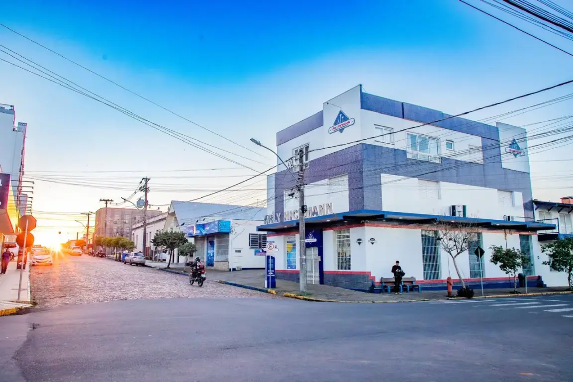 Negócio cresceu no decorrer dos anos e hoje conta com prédio amplo na rua Reynaldo Schmaedecke, na esquina com a rua Tiradentes (Foto: Arquivo pessoal)