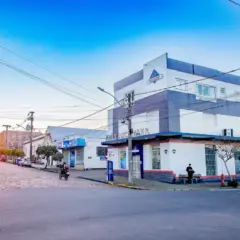 Negócio cresceu no decorrer dos anos e hoje conta com prédio amplo na rua Reynaldo Schmaedecke, na esquina com a rua Tiradentes (Foto: Arquivo pessoal)