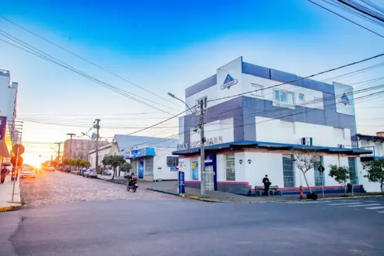 Negócio cresceu no decorrer dos anos e hoje conta com prédio amplo na rua Reynaldo Schmaedecke, na esquina com a rua Tiradentes (Foto: Arquivo pessoal)