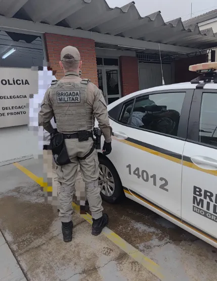 Jovem foi preso no bairro Battisti e depois de apresentado na DPPA, foi encaminhado à Peva (Foto: Brigada Militar/Divulgação)