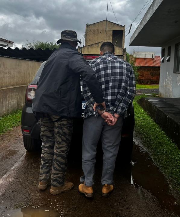 Suspeito foi preso por agentes da Decrab, na localidade de Passo do Cananea (Foto: Decrab/Divulgação)