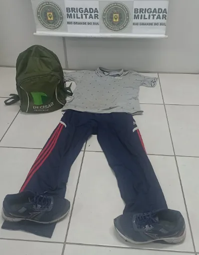 Roupas apreendidas foram usadas pelo indivíduo que invadiu a agência bancária (Foto: Brigada Militar/Divulgação)