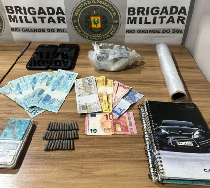 Munições e outros objetos foram apreendidas no apartamento de um dos presos (Foto: Brigada Militar/Divulgação)