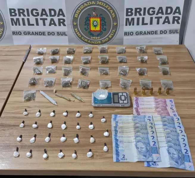 Drogas e outros objetos foram apreendidas no Centro da cidade (Foto: Brigada Militar/Divulgação) Drogas e outros objetos foram apreendidas no Centro da cidade (Foto: Brigada Militar/Divulgação)