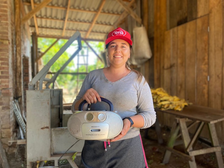 O rádio da falecida avó Ercília é o companheiro diário de Thamires na lida do tabaco. (Foto: Júlia Brandenburg/Folha do Mate) O rádio da falecida avó Ercília é o companheiro diário de Thamires na lida do tabaco. (Foto: Júlia Brandenburg/Folha do Mate)