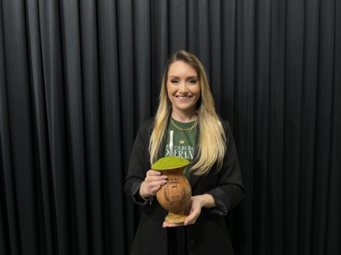 É filha dos agricultores Adair José da Silva e Elisandre Röhsler e irmã de Tainá Silva.  (Foto: Luana Weschenfelder/Folha do Mate)