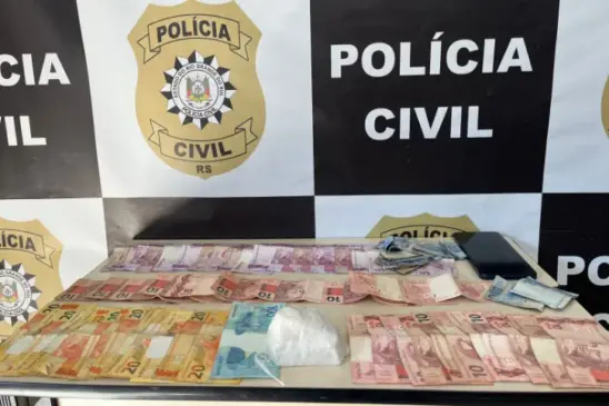 'Tijolo' de cocaína e dinheiro foram apreendidos no bairro Battisti (Foto: Polícia Civil/Divulgação)