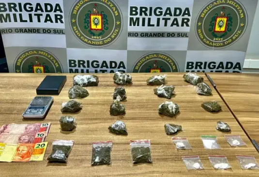 Drogas foram apreendidas com adolescente de 14 anos (Foto: Brigada Militar/Divulgação)