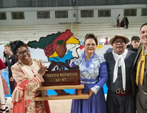 Patroa Rosangela da Rosa Aquino e a coordenadora da 24ª Região Tradicionalista, Luce Carmen Mayer, com o Troféu Móvel Regional (Foto: Divulgação)