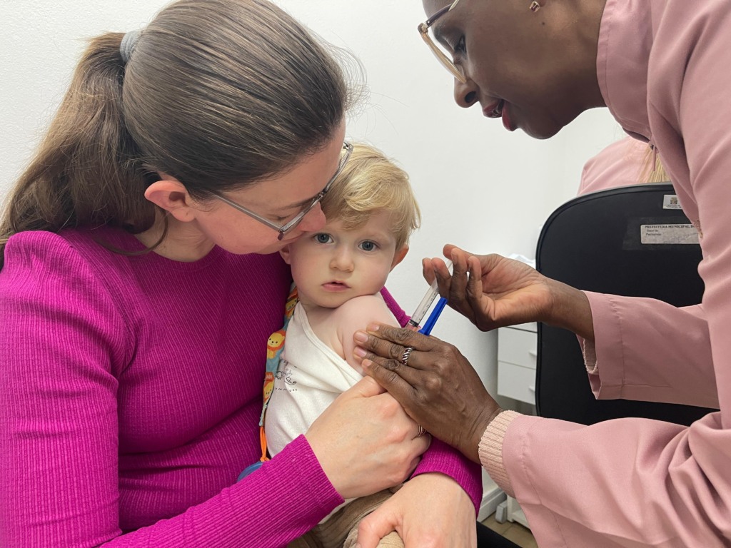 O pequeno Augusto Heinen, de 1 ano, filho de Alexsandra Bourscheidt, recebeu as vacinas tetraviral e tríplice bacteriana (Foto: Juan Grings) O pequeno Augusto Heinen, de 1 ano, filho de Alexsandra Bourscheidt, recebeu as vacinas tetraviral e tríplice bacteriana (Foto: Juan Grings)