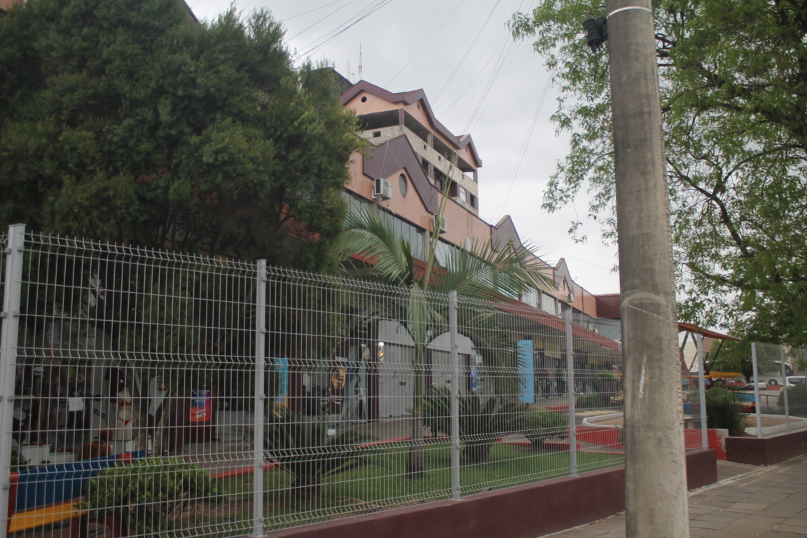 Cercamento iniciou na esquina Cercamento iniciou na esquina