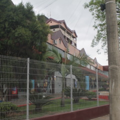 Cercamento iniciou na esquina