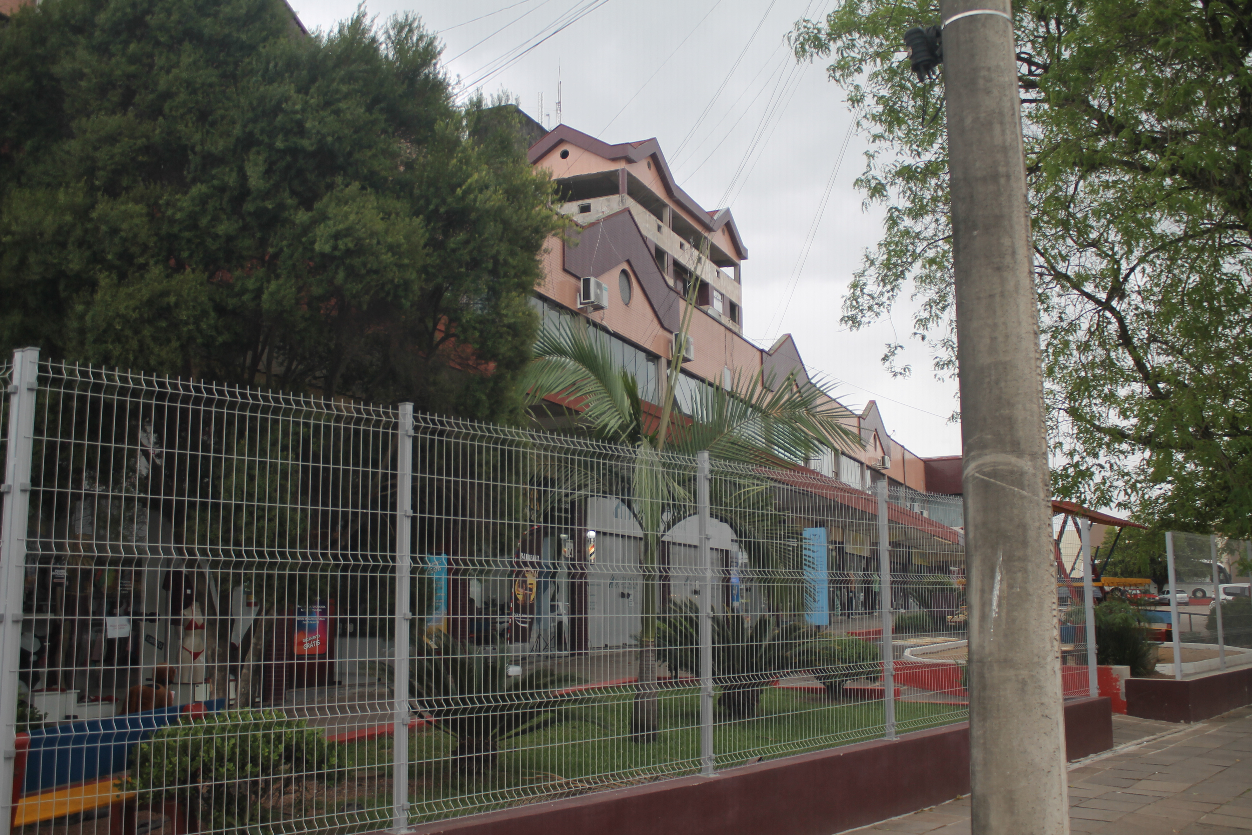 Cercamento iniciou na esquina