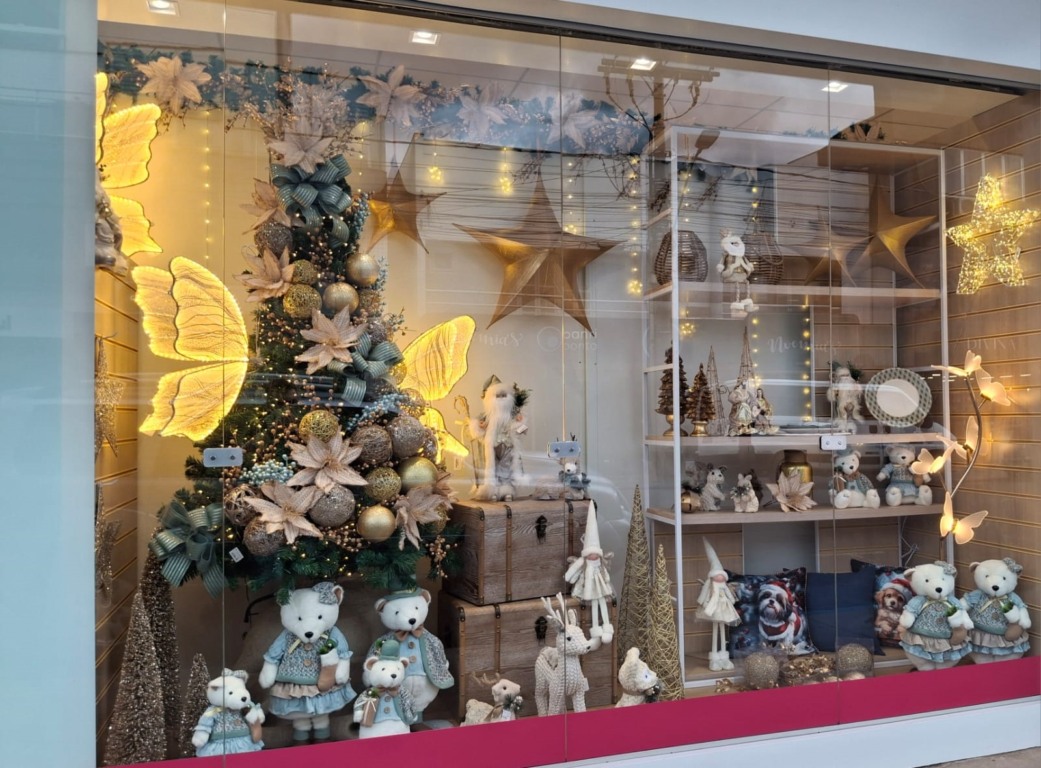 Clima natalino começa a ganhar espaço nas vitrines da cidade