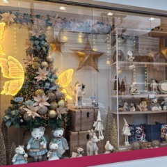 Clima natalino começa a ganhar espaço nas vitrines da cidade