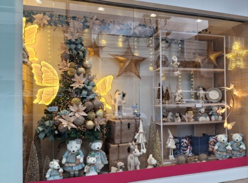 Clima natalino começa a ganhar espaço nas vitrines da cidade