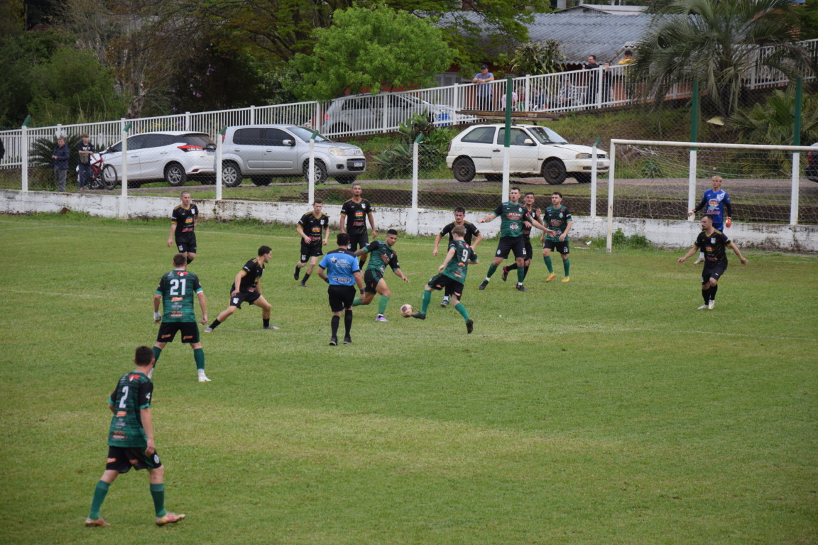 As equipes classificadas agora miram
a busca pelas duas vagas às finais da 9ª edição do campeonato. (Foto: Roni Müller) As equipes classificadas agora miram
a busca pelas duas vagas às finais da 9ª edição do campeonato. (Foto: Roni Müller)
