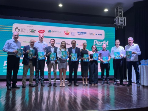 Lançamento ocorreu no Clube de Leituras (Foto: Juan Grings/Folha do Mate)