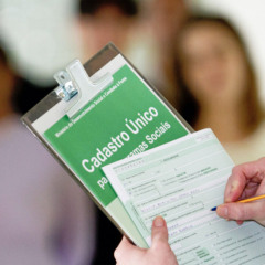 Para receber o Bolsa Família, mais conhecido dos benefícios, a renda mensal por pessoa (per capita) da família deve ser de, no máximo, R$ 218 (Foto: Divulgação)