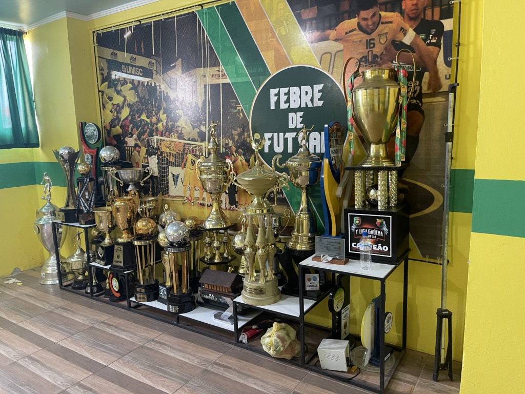 Itens da Assoeva estavam na sala de reuniões do extinto clube (Foto: Leonardo Pereira/Folha do Mate) Itens da Assoeva estavam na sala de reuniões do extinto clube (Foto: Leonardo Pereira/Folha do Mate)