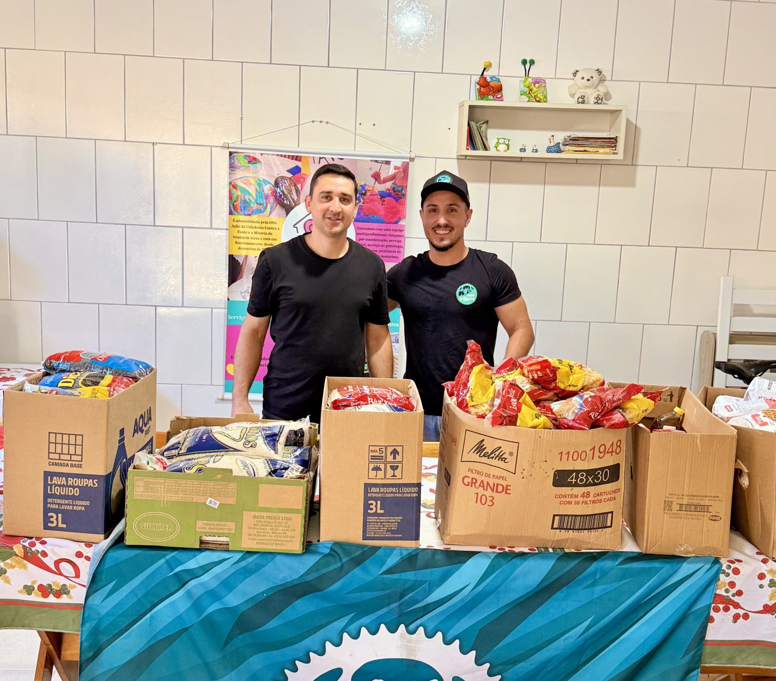 À direita, o presidente do Pedal Trilheiro, Marlon Schuch, entrega os donativos à instituição (Foto: Divulgação)